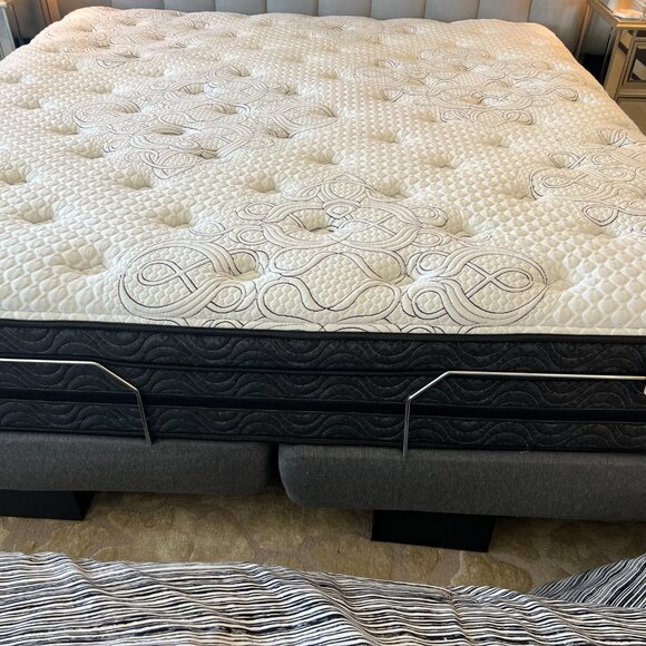 King Size Prelude Mattress by Southerland with Adjustable Base – Like New! - Picture 3 of 7